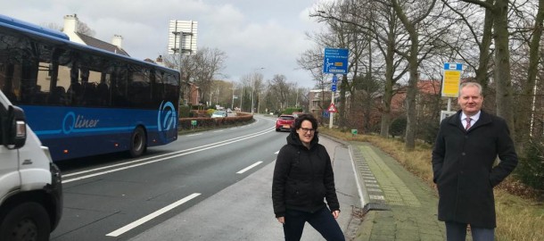 Mirjam Mack (ChristenUnie Teylingen) en Jacco Schonewille in gesprek over de Van Pallandtlaan in Sas