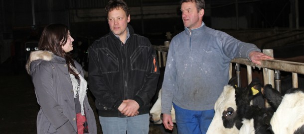 Joanne de Mooij (ChristenUnie Teylingen) in de stal van de Sophiahoeve in Warmond